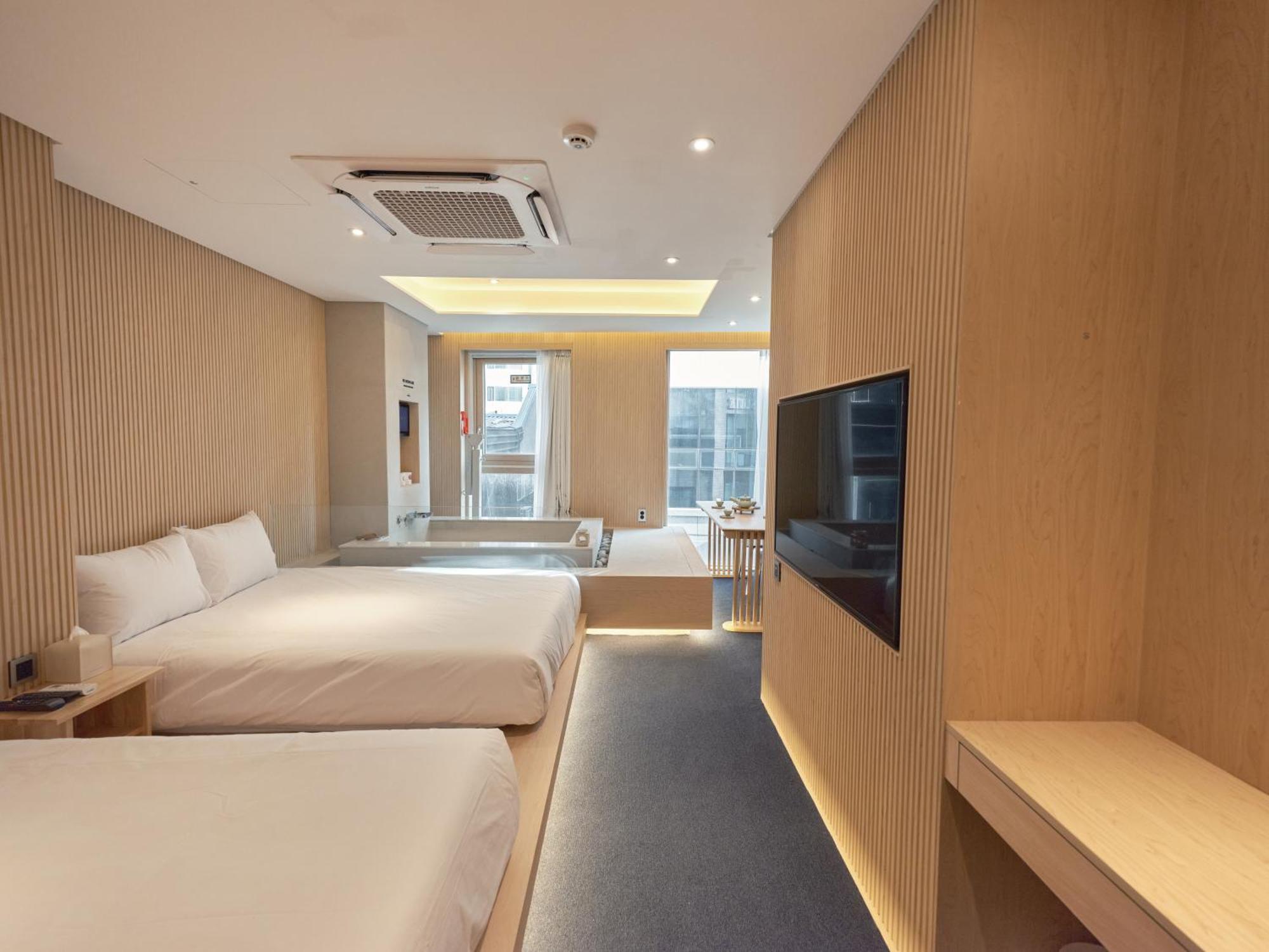 Hotel Uh Square *