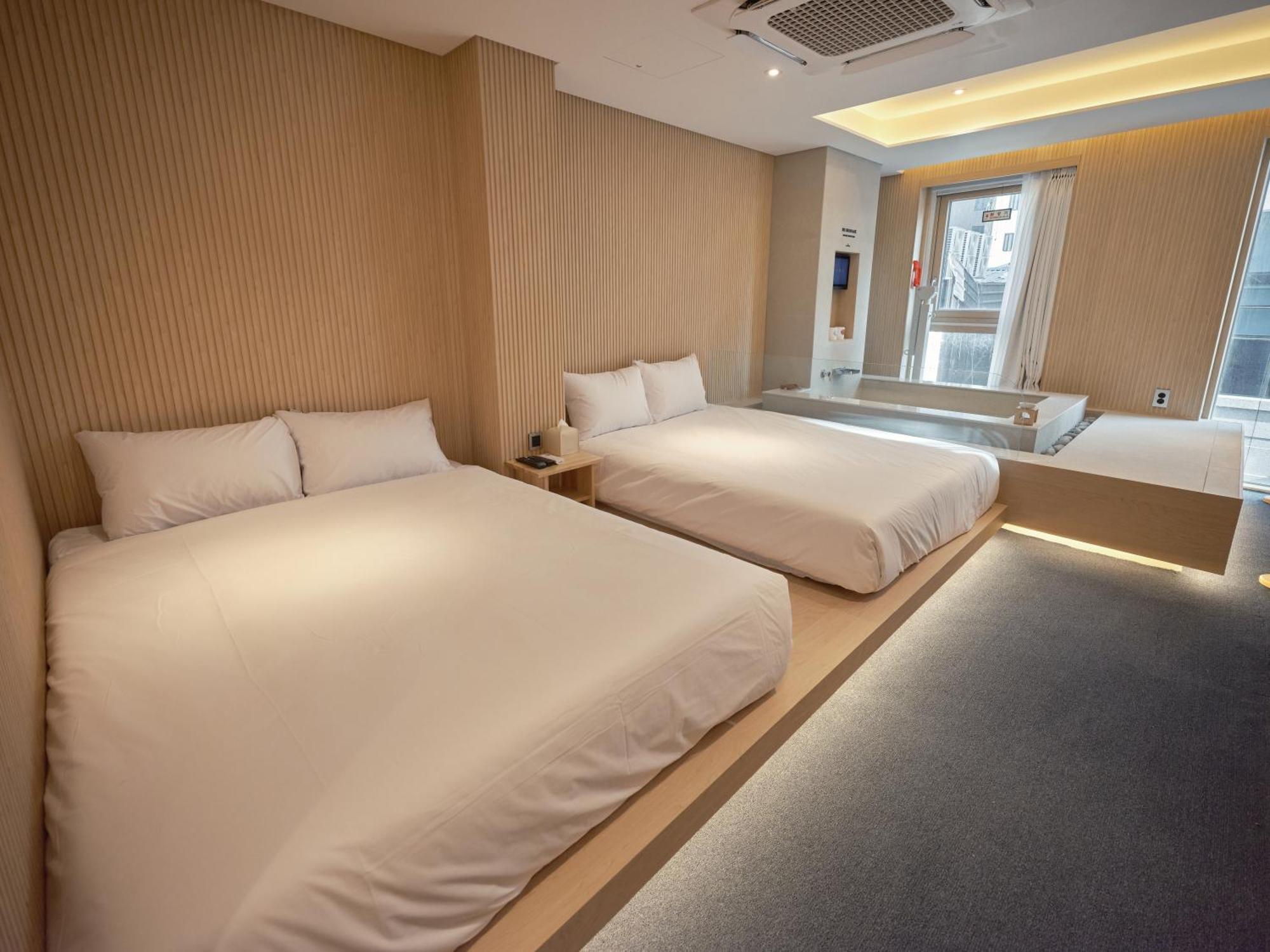 Uh Square Hotel *