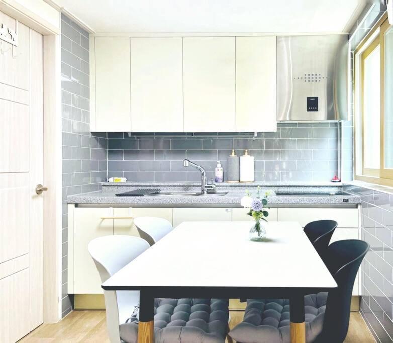 Snug J House Apartment