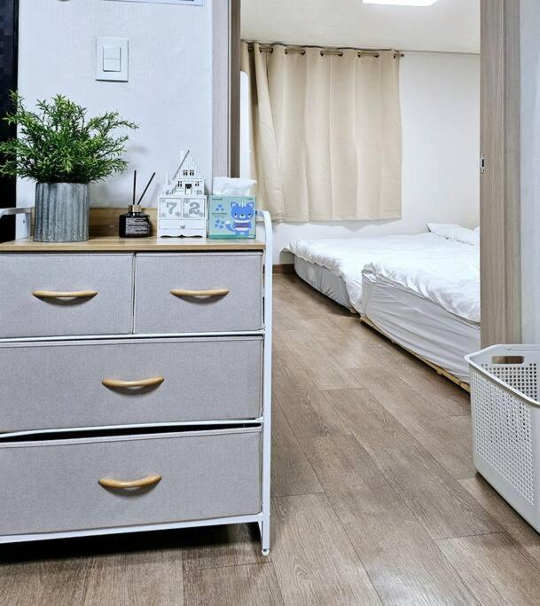 Snug J House *