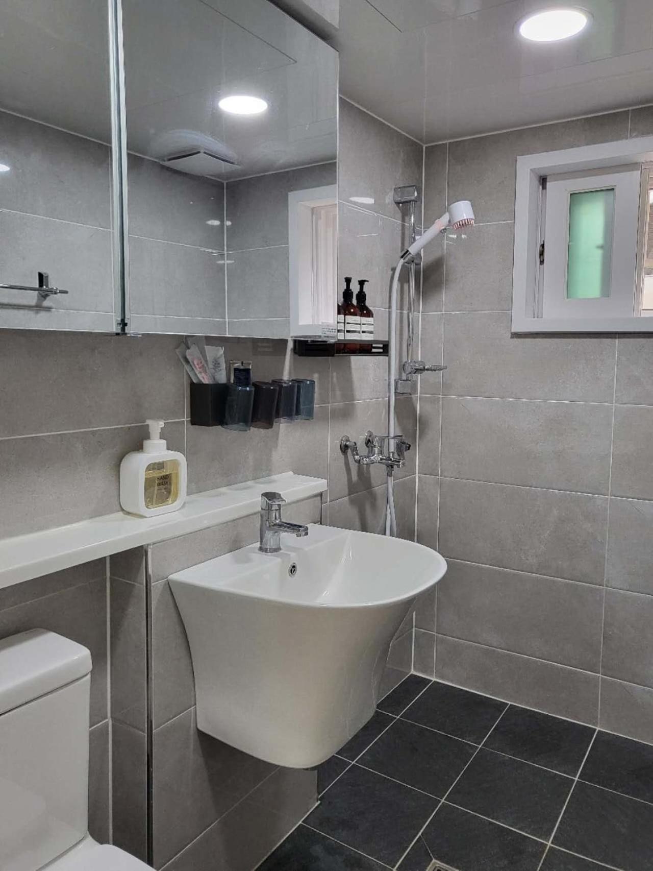 Moon House In #quiet #airport Transport Nearby#1 Min To Line2 Nakseongdae Subway * Seoul