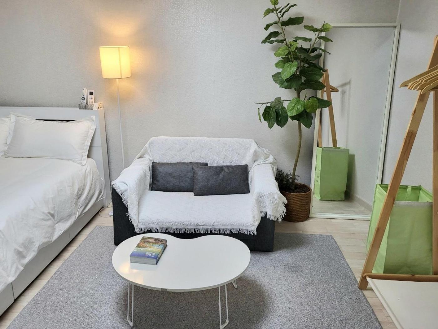 Moon House In #quiet #airport Transport Nearby#1 Min To Line2 Nakseongdae Subway