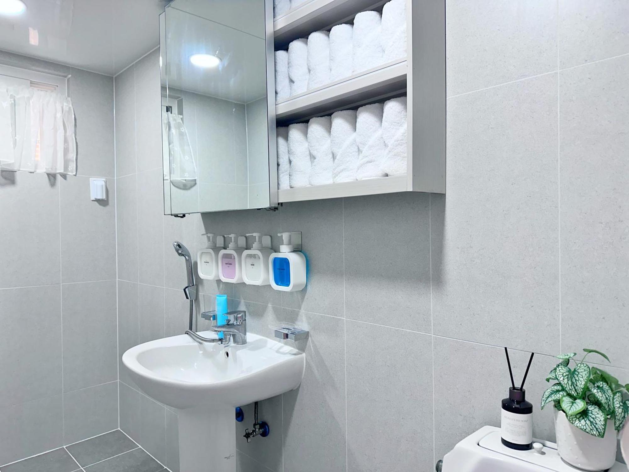 Apartment Sun&smile - 20min To Gangnam, 30mins To Hongdae, 2 Bedroom, Max 7pax *