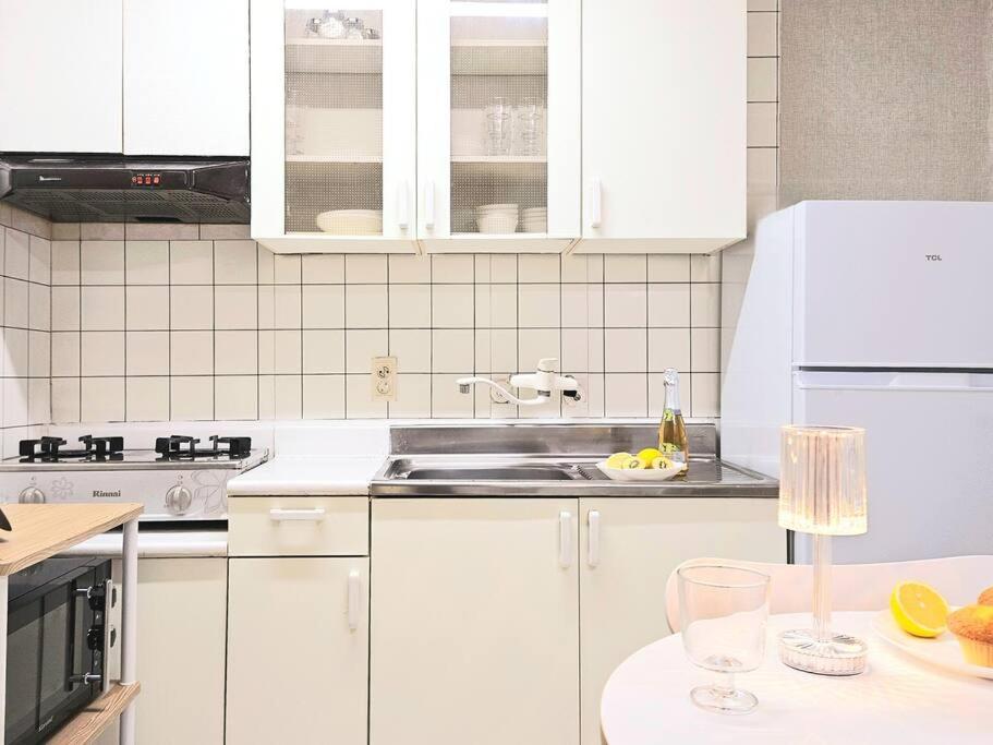 Gangnam Cozy Near Sinnonhyeon, 3 Queen Beds, Sofa Apartment