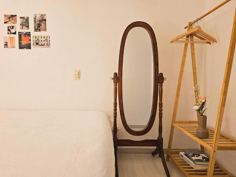 Apartment Gangnam Cozy Near Sinnonhyeon, 3 Queen Beds, Sofa *