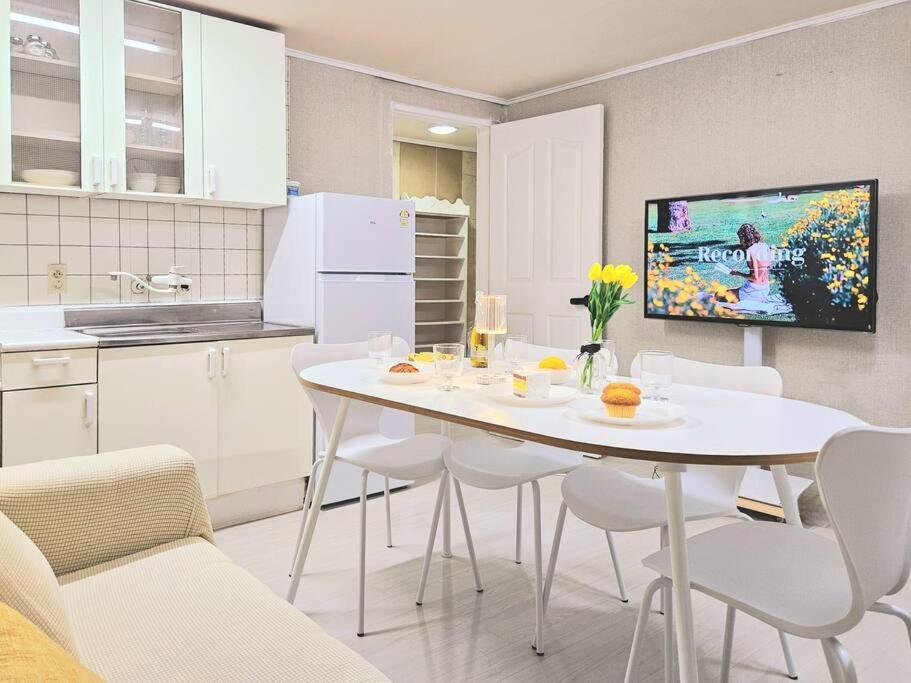 Gangnam Cozy Near Sinnonhyeon, 3 Queen Beds, Sofa Apartment Seoul