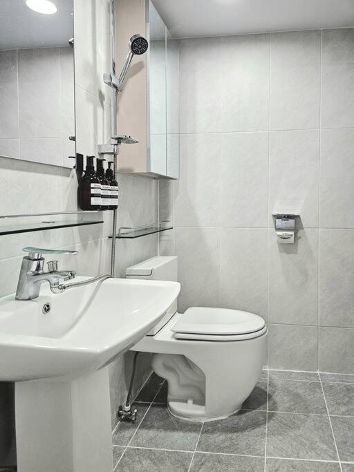 Gangnam Cozy Near Sinnonhyeon, 3 Queen Beds, Sofa