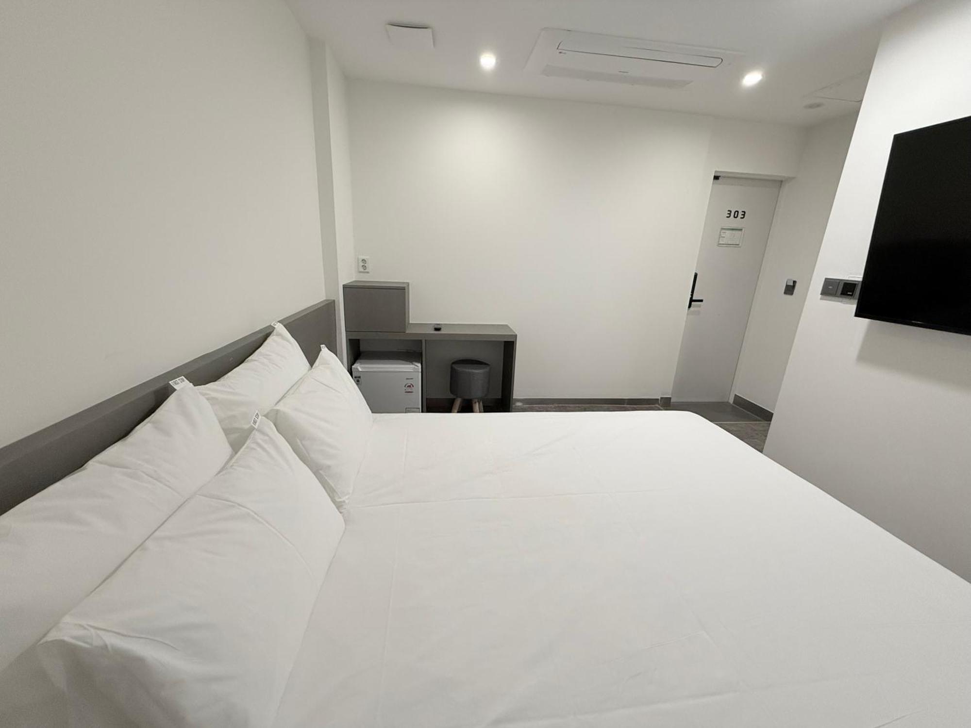 Firststay Hongdae 2*
