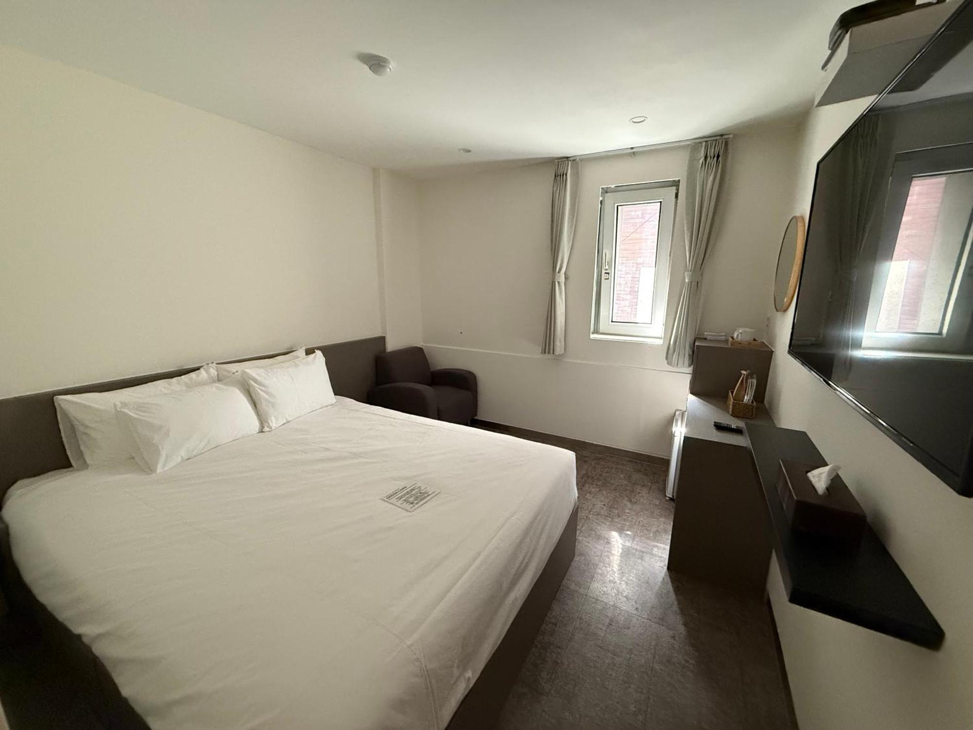Firststay Hongdae Hotel