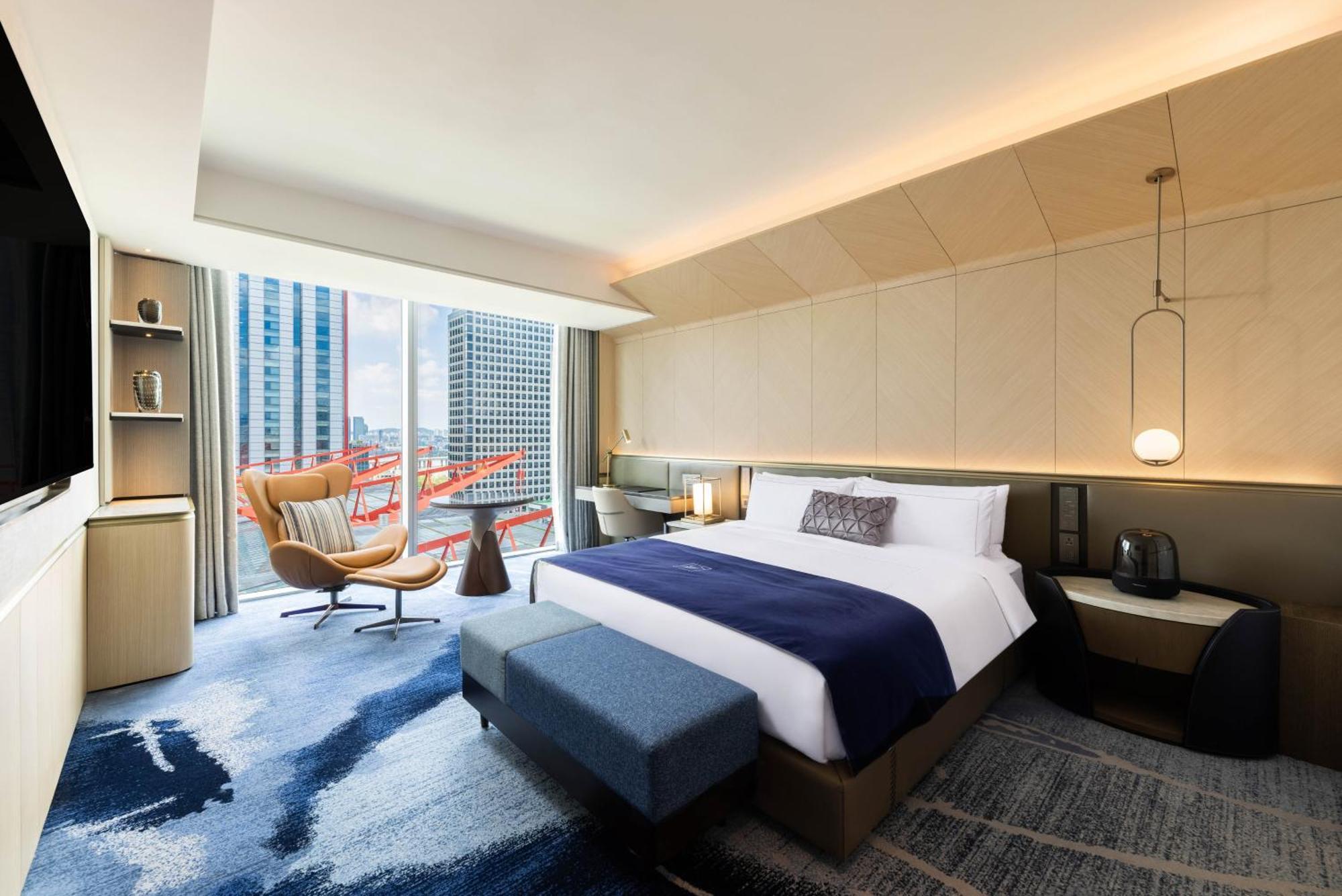 Fairmont Ambassador Hotel 5*