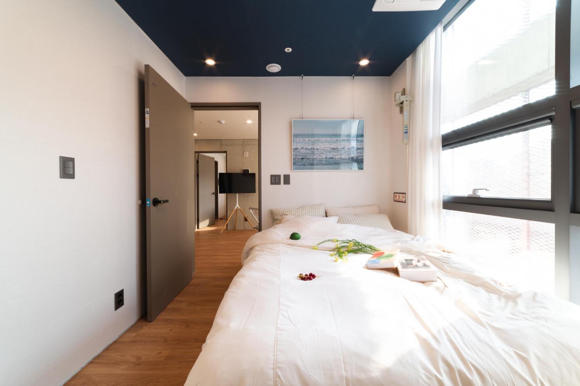 Apartment Hongik Univ Station Wave Family #1 Seoul