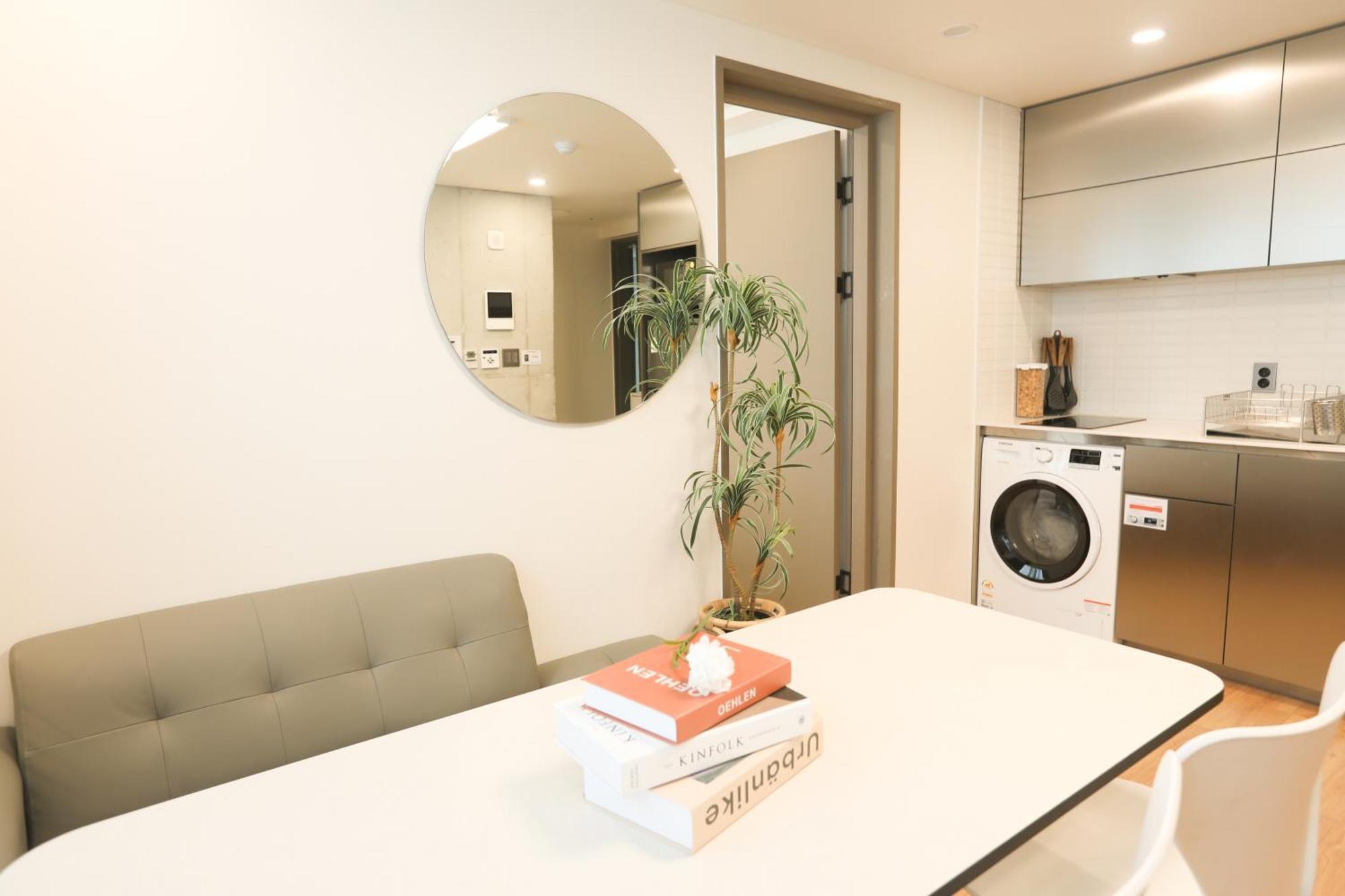 Apartment Hongik Univ Station Wave Family #1 Seoul