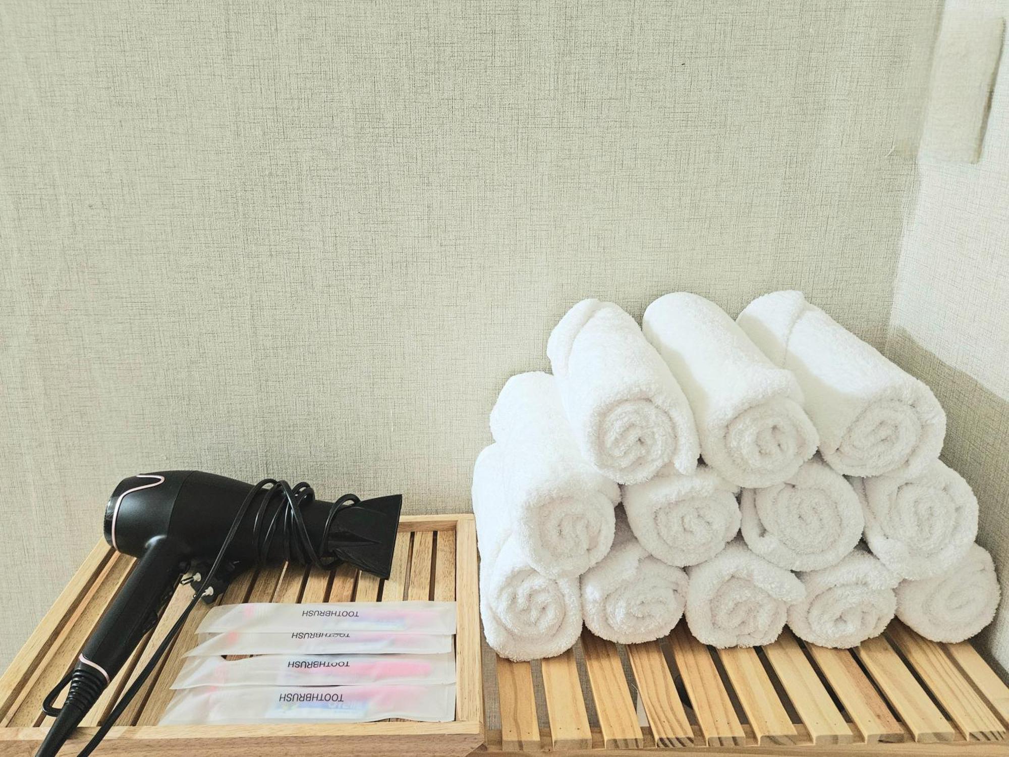 Gangnam Cozy Near Sinnonhyeon, 3 Queen Beds, Sofa Apartment Seoul