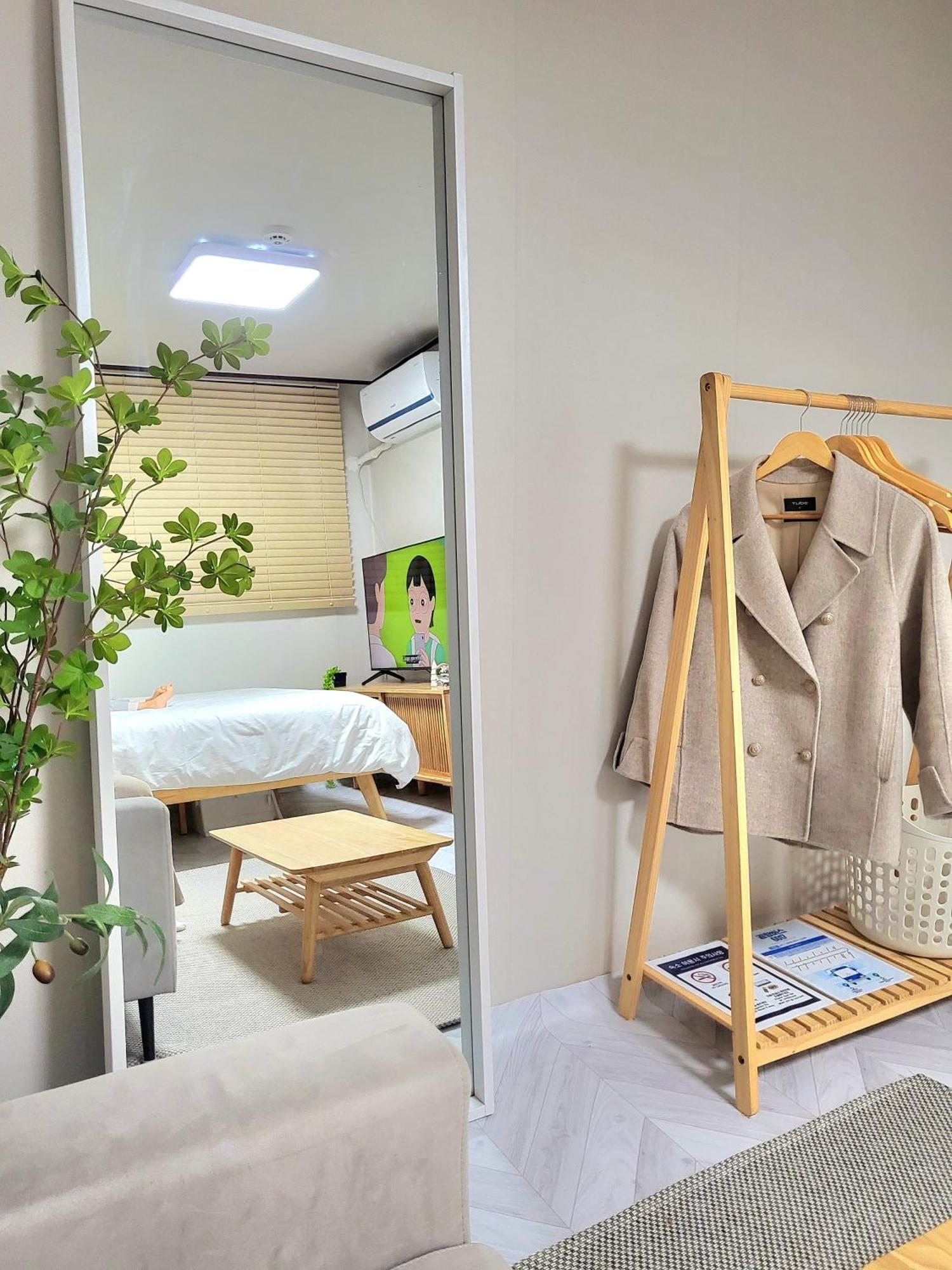 Moon House In #quiet #airport Transport Nearby#1 Min To Line2 Nakseongdae Subway Apartment *