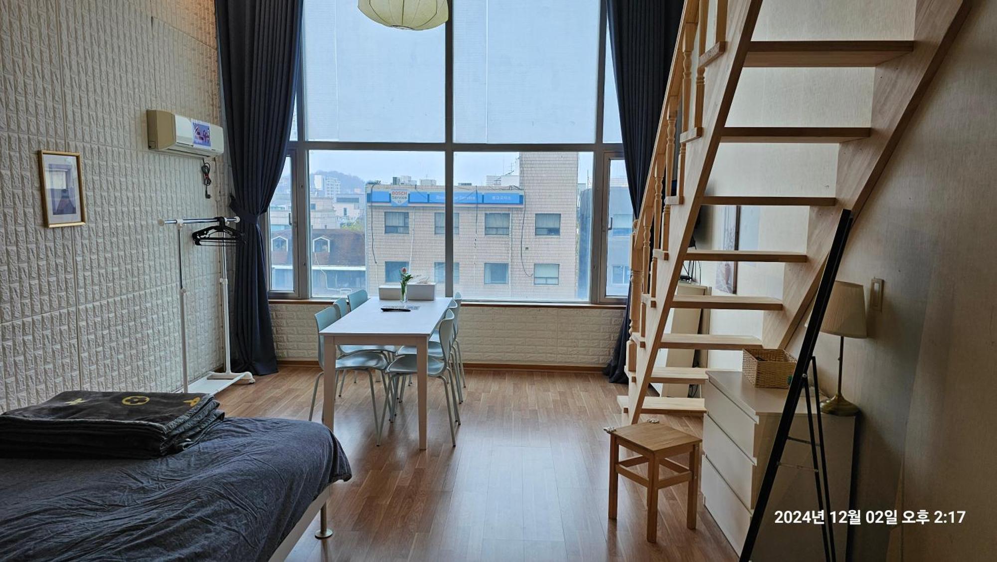 Hongdae Residence-5 1min From Hongik Uni Station Exit #1 Apartment