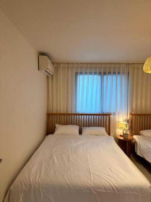 10-minute Walk From Hongdae Entrance Station, 2 Rooms, 3 Beds Apartment Seoul