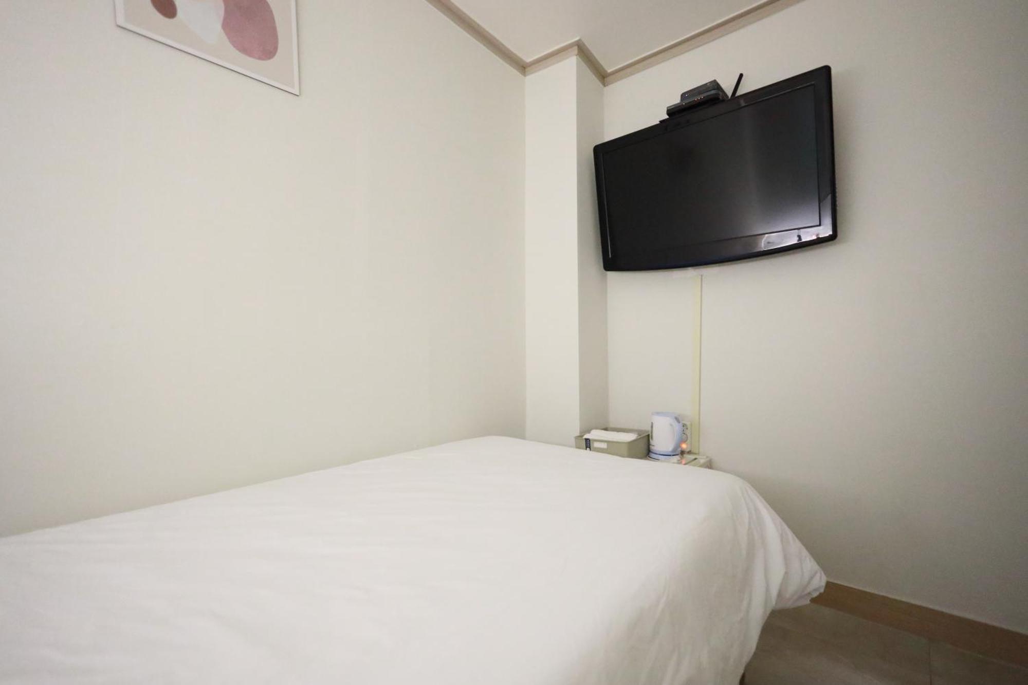 Hostel J5