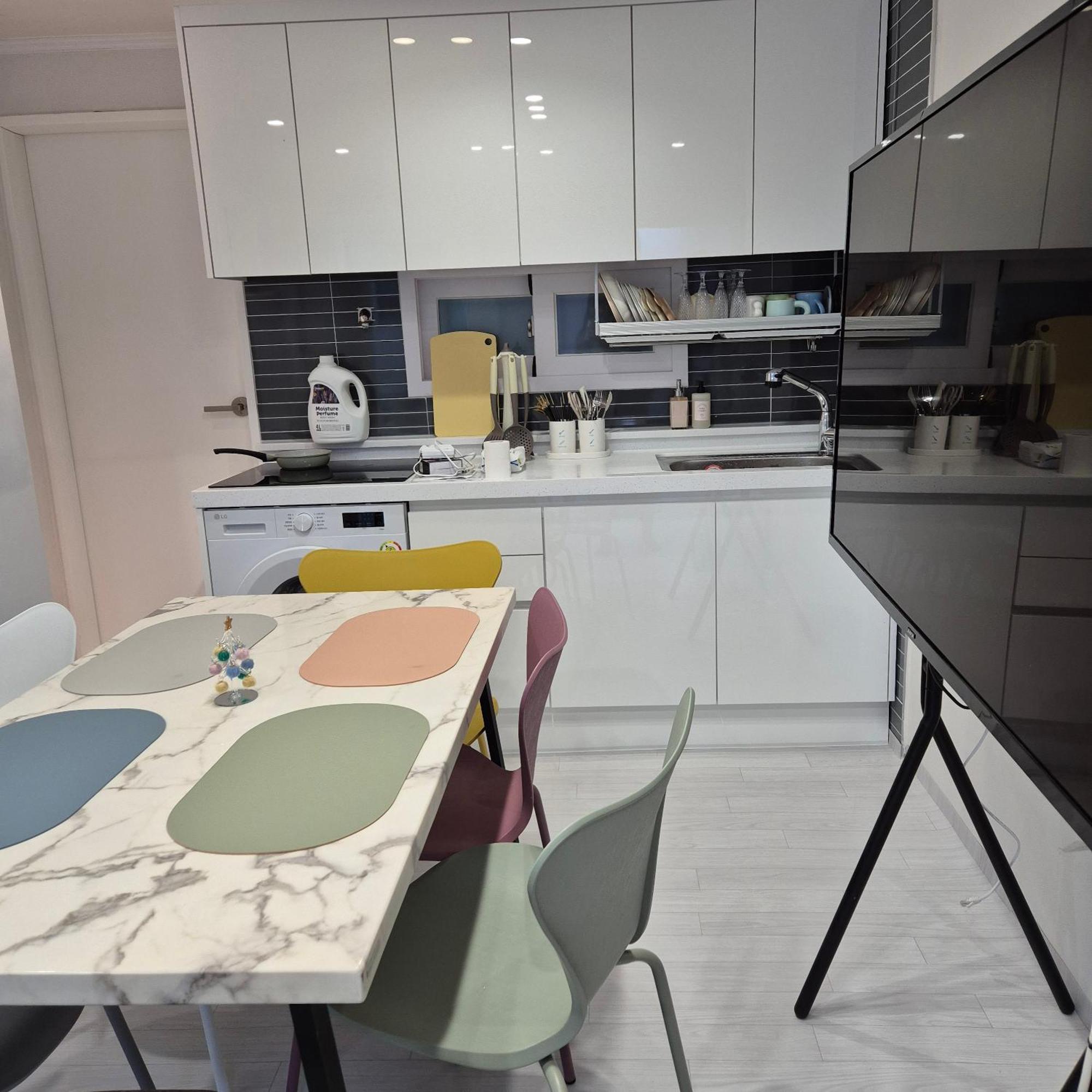 Apartment Long-term Hongdae 5 Minutes 6 People Quiet Long-term Discount Wifi *