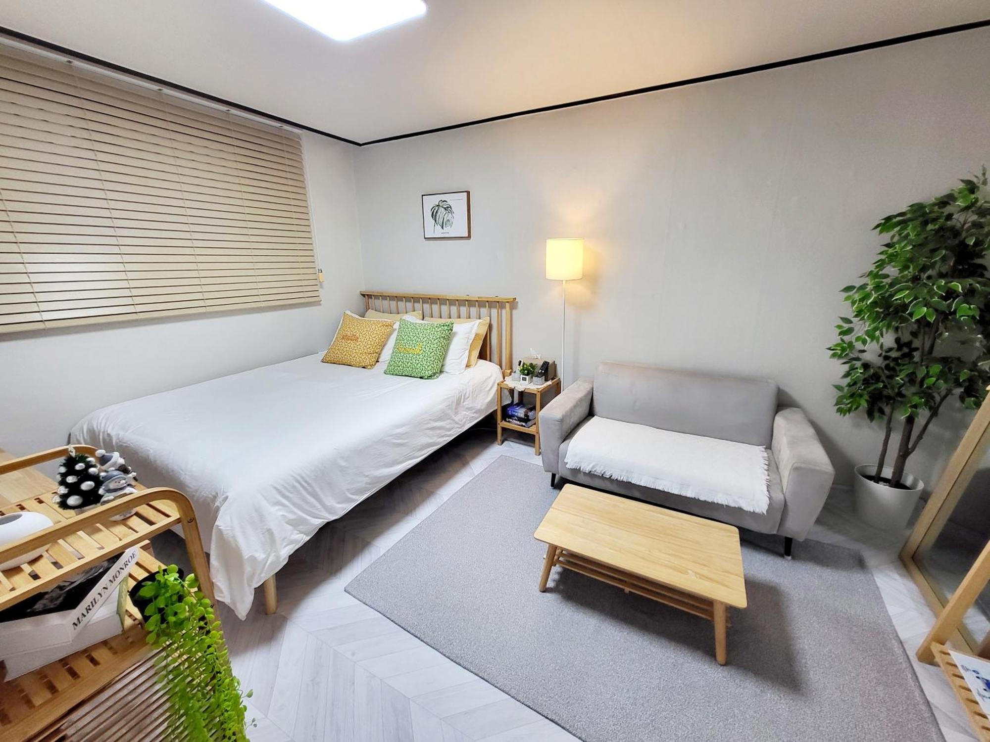 Moon House In #quiet #airport Transport Nearby#1 Min To Line2 Nakseongdae Subway Apartment Seoul