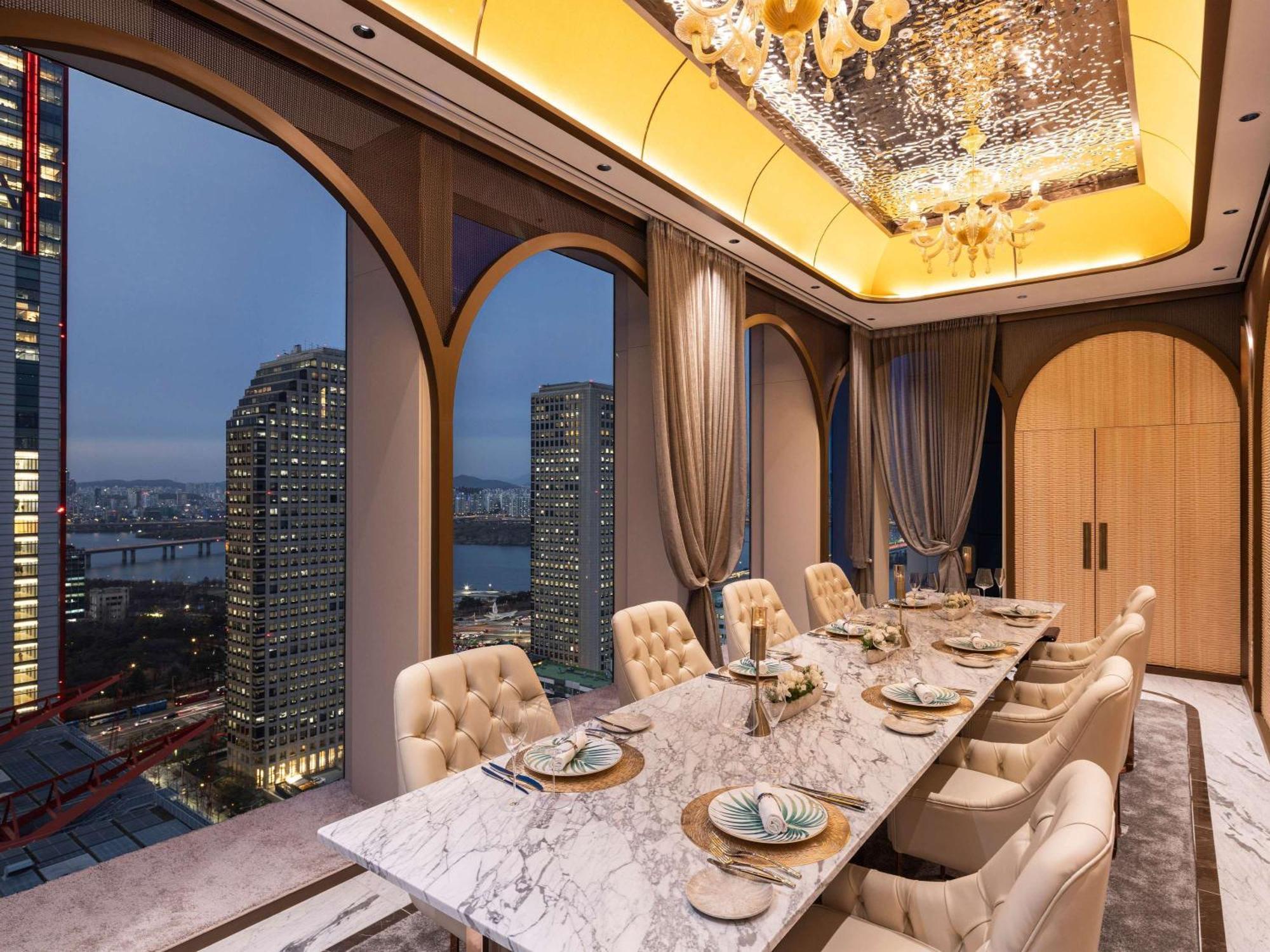 Fairmont Ambassador Hotel 5*