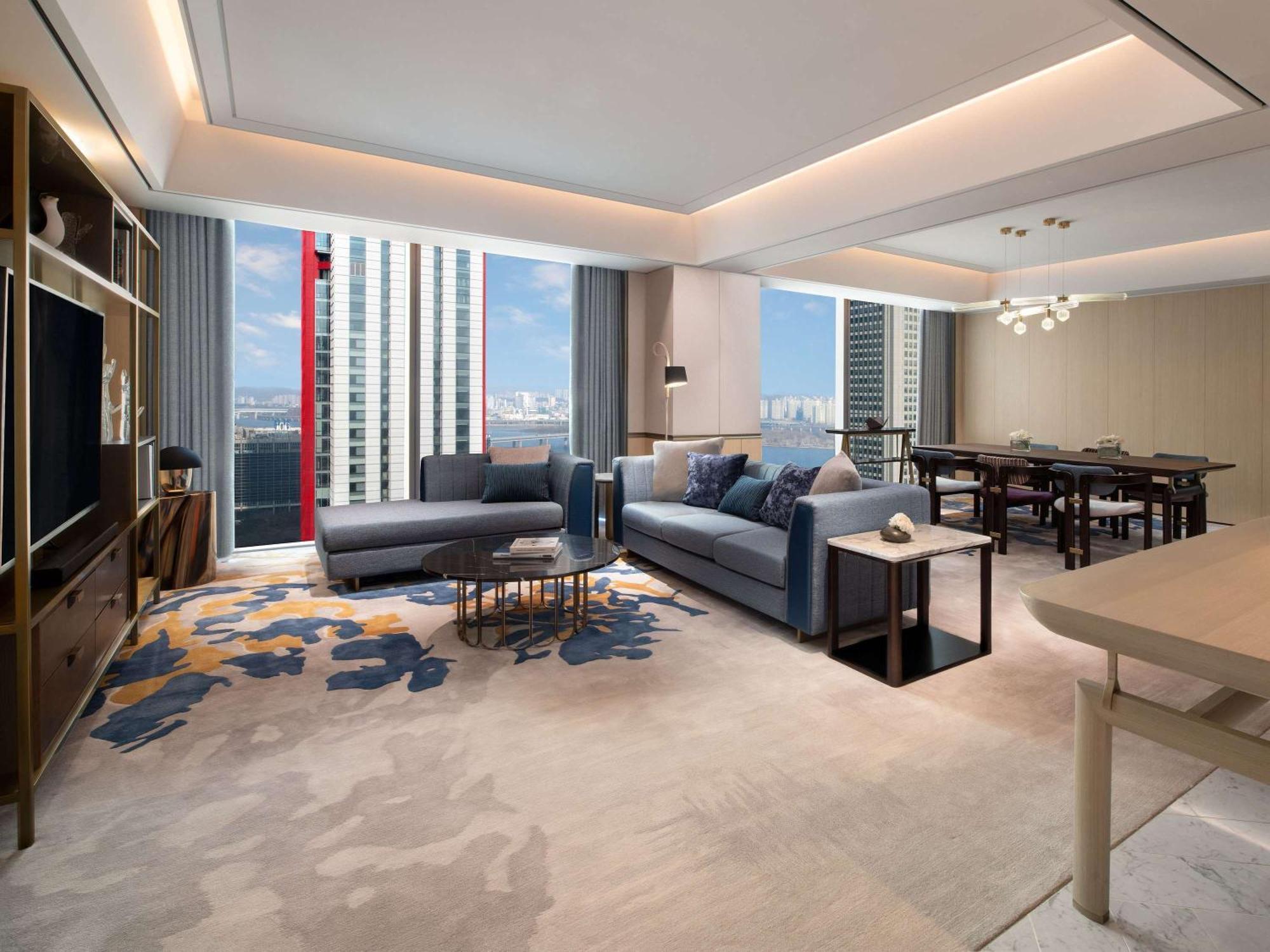 Fairmont Ambassador Hotel 5*