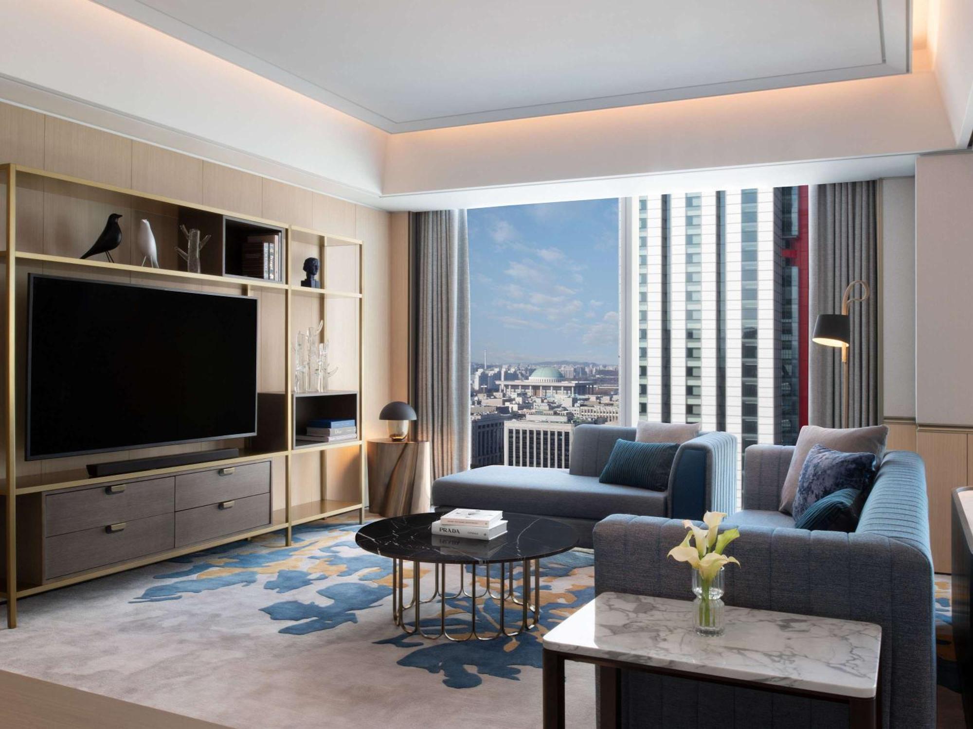 Fairmont Ambassador Hotel 5*