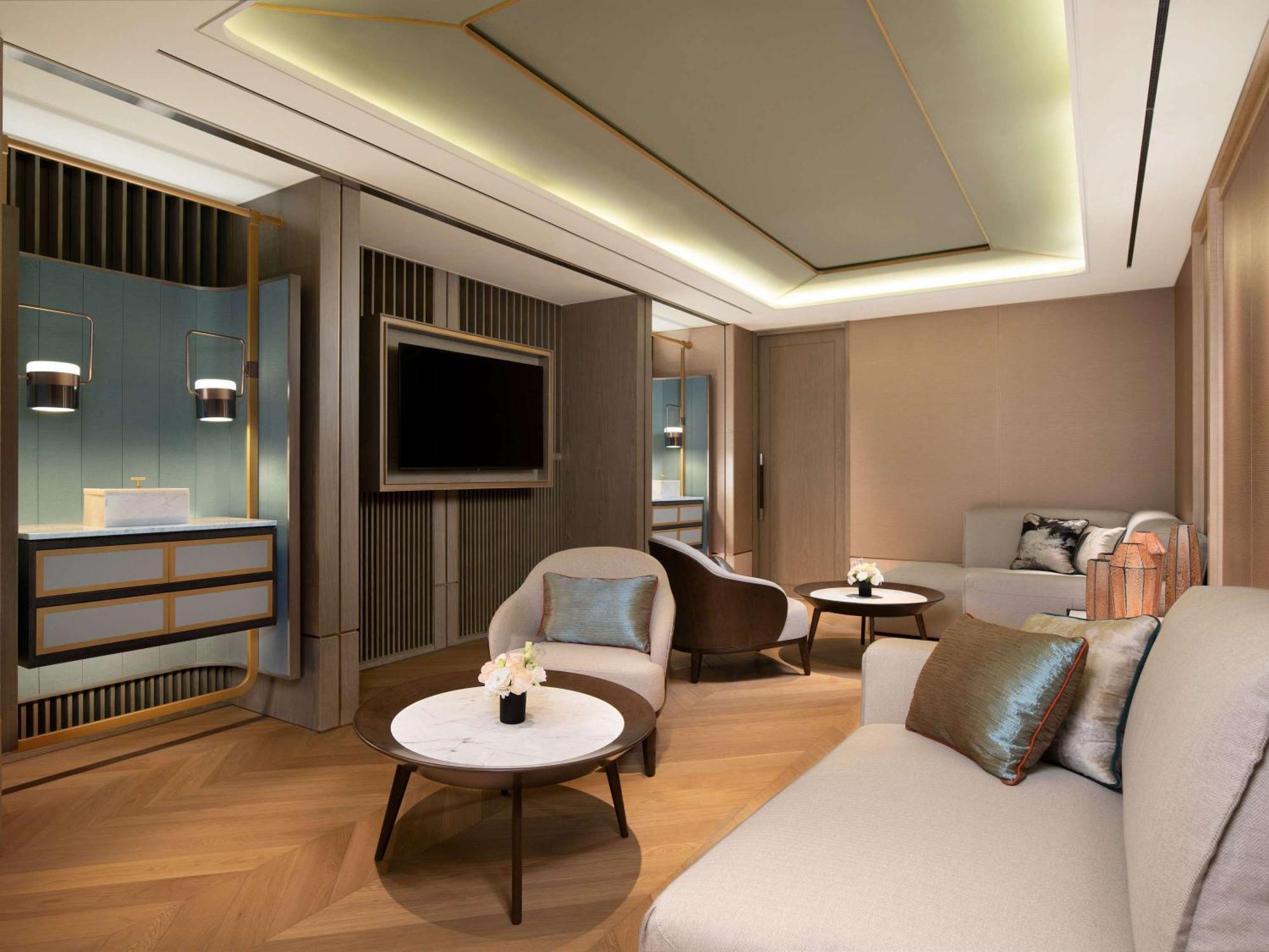 Fairmont Ambassador Hotel 5*