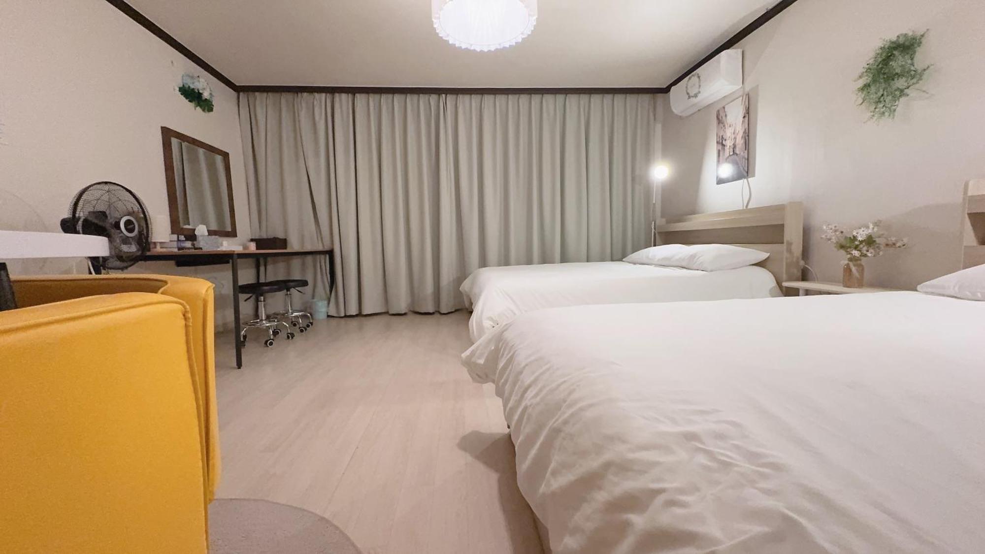 Villa House9 , Room3, Queen Bed4 ,elevator O , Hills X, Stairs X , 4min From Subway And Bus Station,exclusive Space *