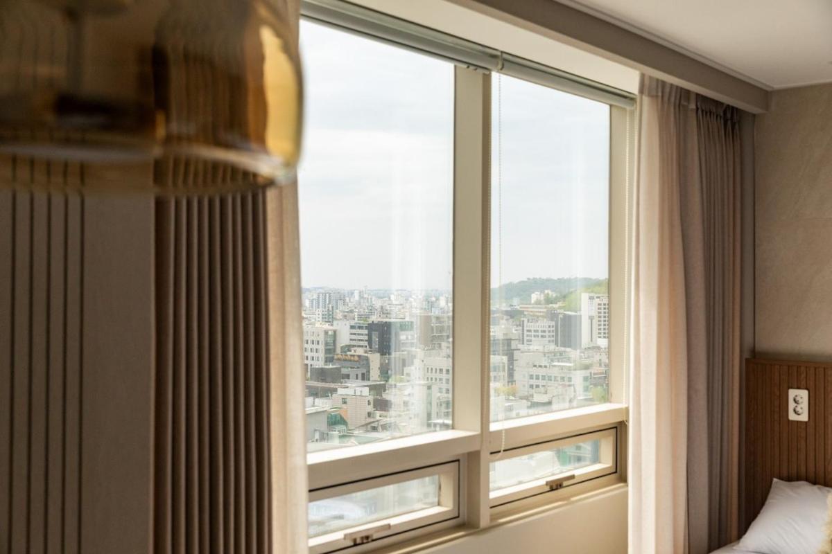 Apartment Hongdae St 09,hongik Station Bright And Stylish House View Yeontral Park