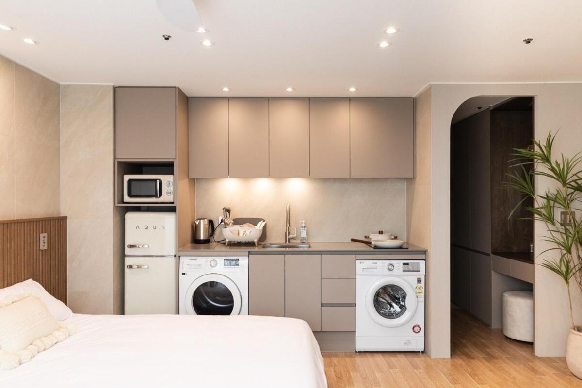 Apartment Hongdae St 09,hongik Station Bright And Stylish House View Yeontral Park