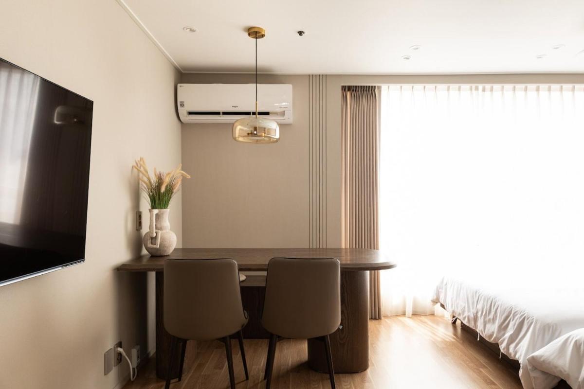 Hongdae St 09,hongik Station Bright And Stylish House View Yeontral Park Apartment *
