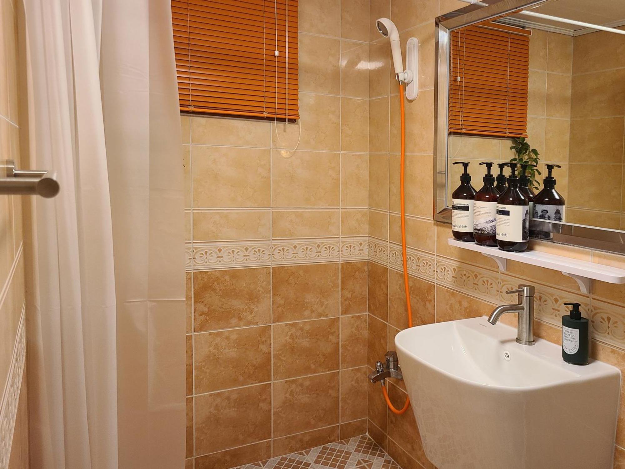 Apartment Staywhite #3room 8people #4bed #subway2line #shillimstation #gangnam #hongdae #airportbus6017 Seoul