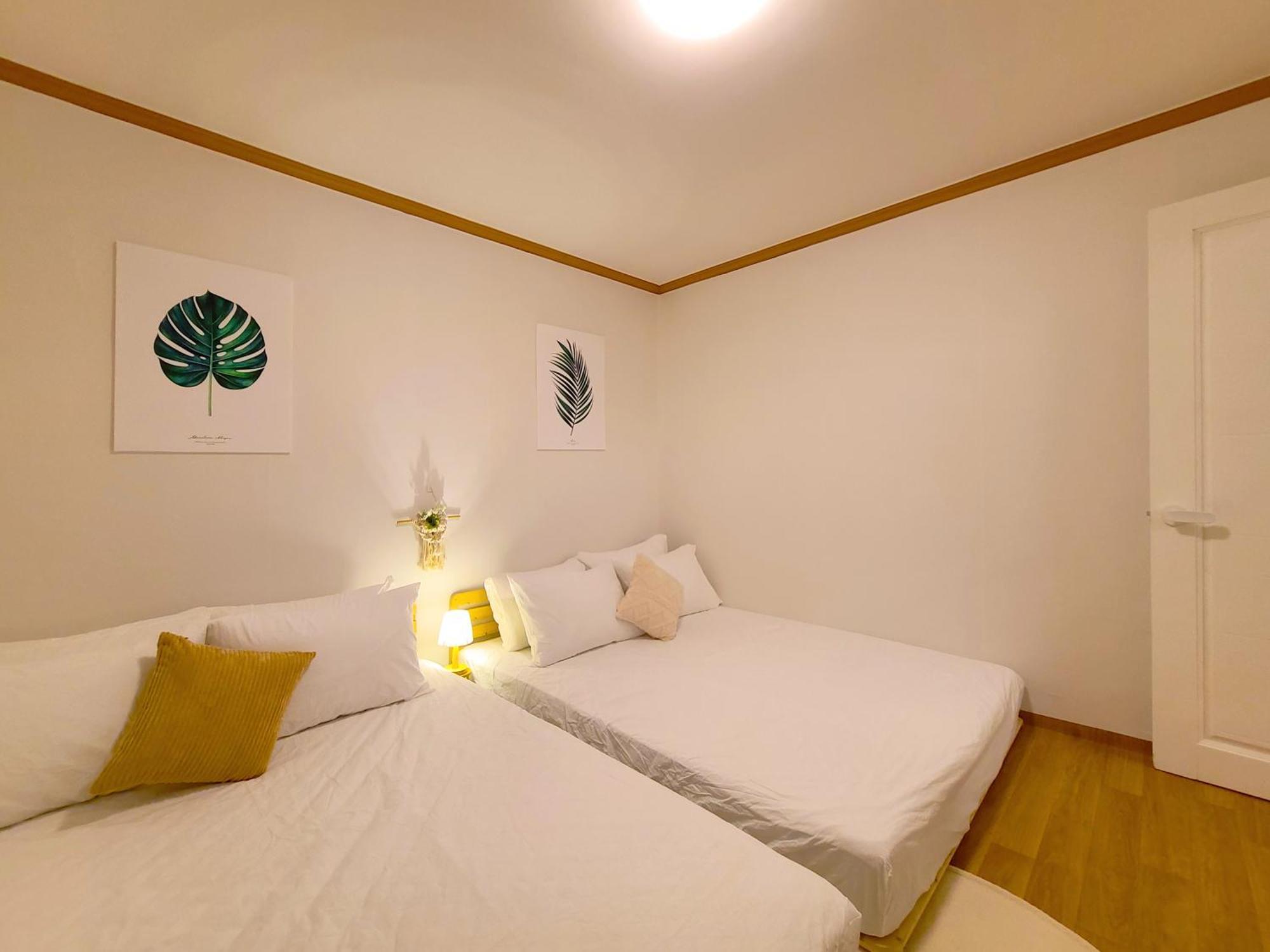 Staywhite #3room 8people #4bed #subway2line #shillimstation #gangnam #hongdae #airportbus6017 Seoul