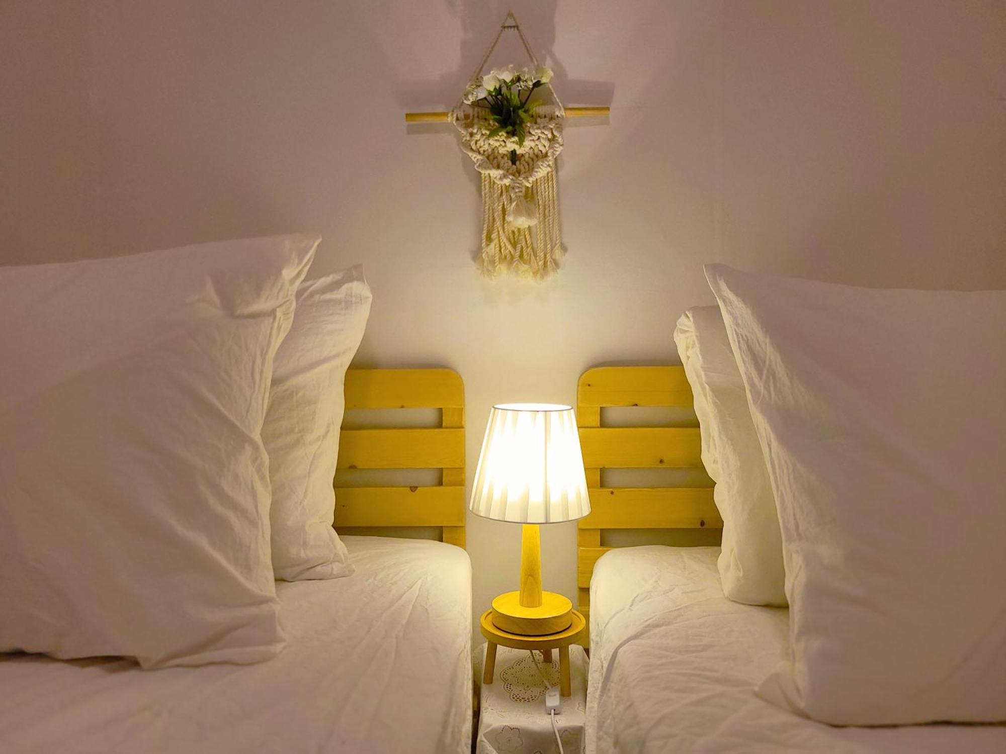 Staywhite #3room 8people #4bed #subway2line #shillimstation #gangnam #hongdae #airportbus6017 * Seoul