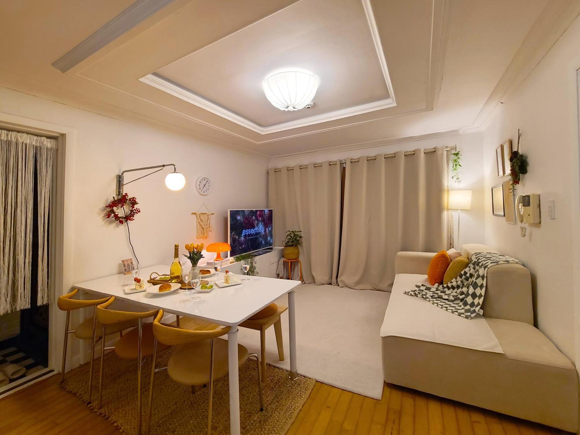 Staywhite #3room 8people #4bed #subway2line #shillimstation #gangnam #hongdae #airportbus6017 Apartment *
