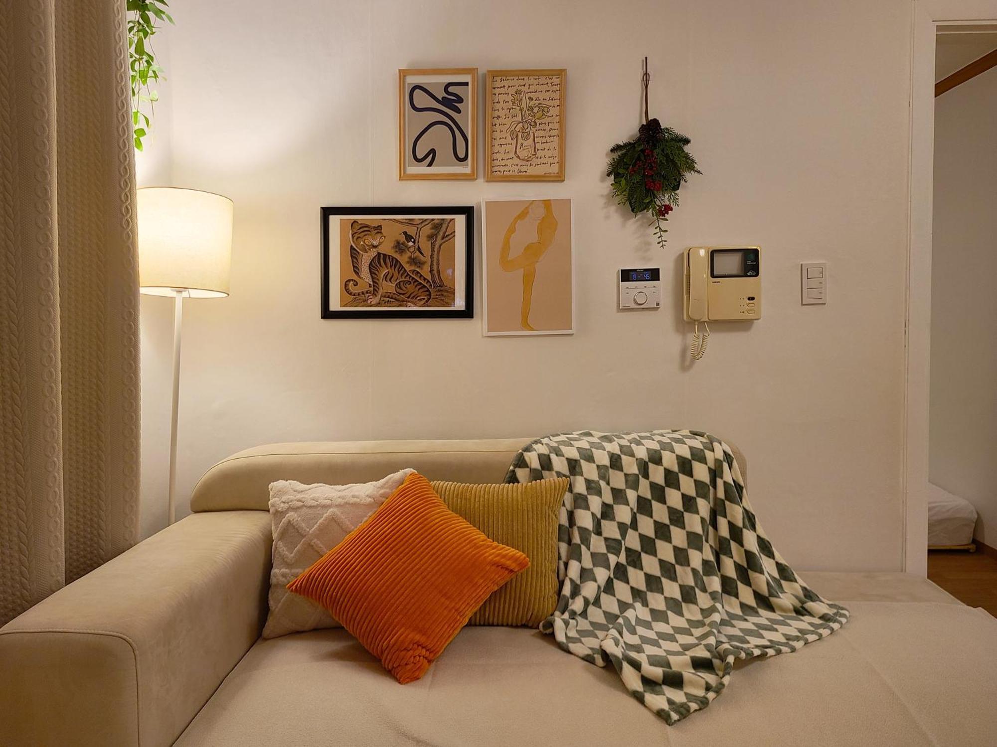 Staywhite #3room 8people #4bed #subway2line #shillimstation #gangnam #hongdae #airportbus6017 Apartment *