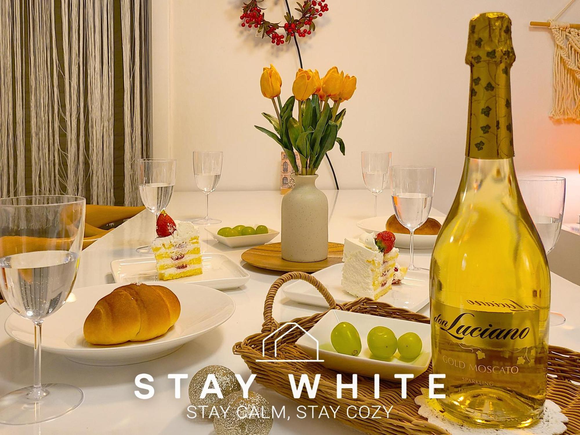 Staywhite #3room 8people #4bed #subway2line #shillimstation #gangnam #hongdae #airportbus6017 Seoul