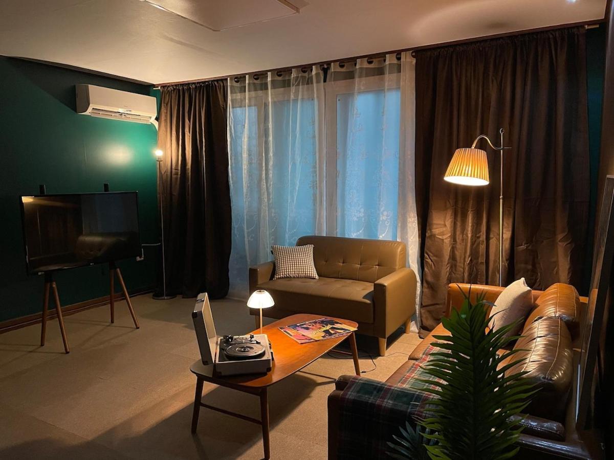 Apartment # Hongdae 10 Minutes # 4 For 12 People # Hongje Station 5 Minutes