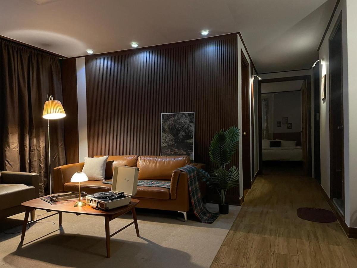 # Hongdae 10 Minutes # 4 For 12 People # Hongje Station 5 Minutes Apartment Seoul