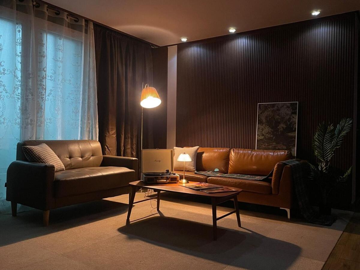 # Hongdae 10 Minutes # 4 For 12 People # Hongje Station 5 Minutes Apartment