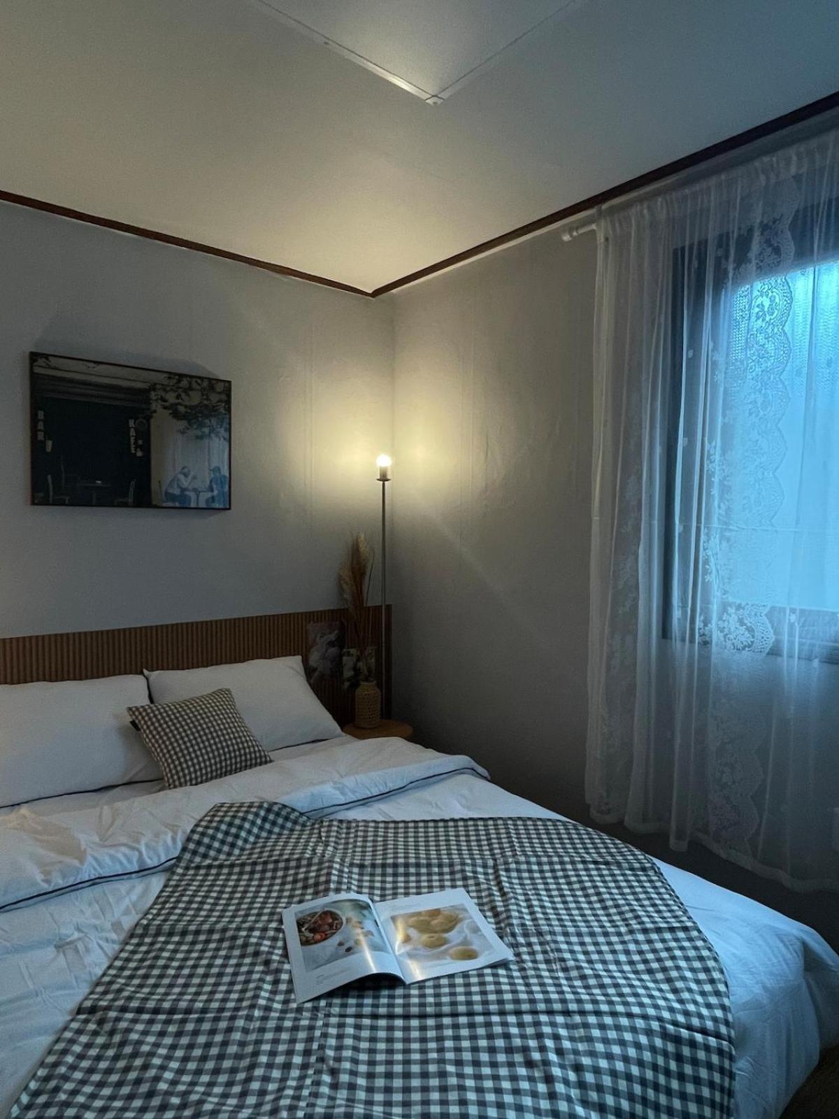 Apartment # Hongdae 10 Minutes # 4 For 12 People # Hongje Station 5 Minutes