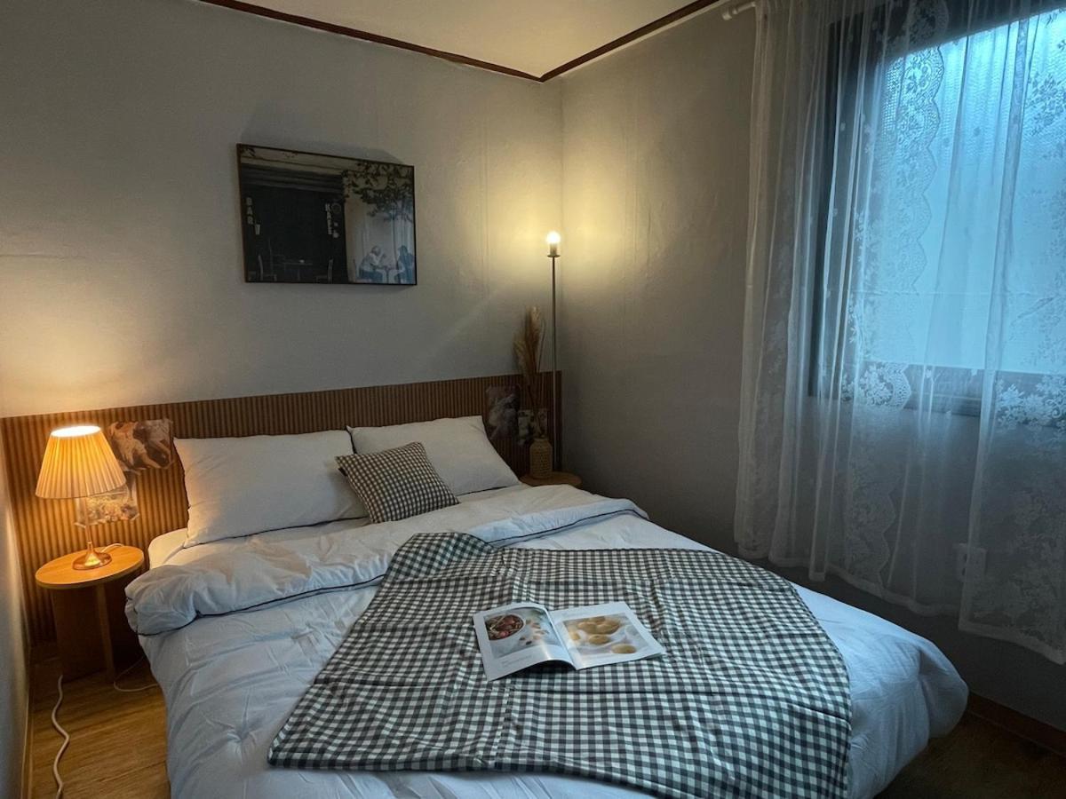 Apartment # Hongdae 10 Minutes # 4 For 12 People # Hongje Station 5 Minutes