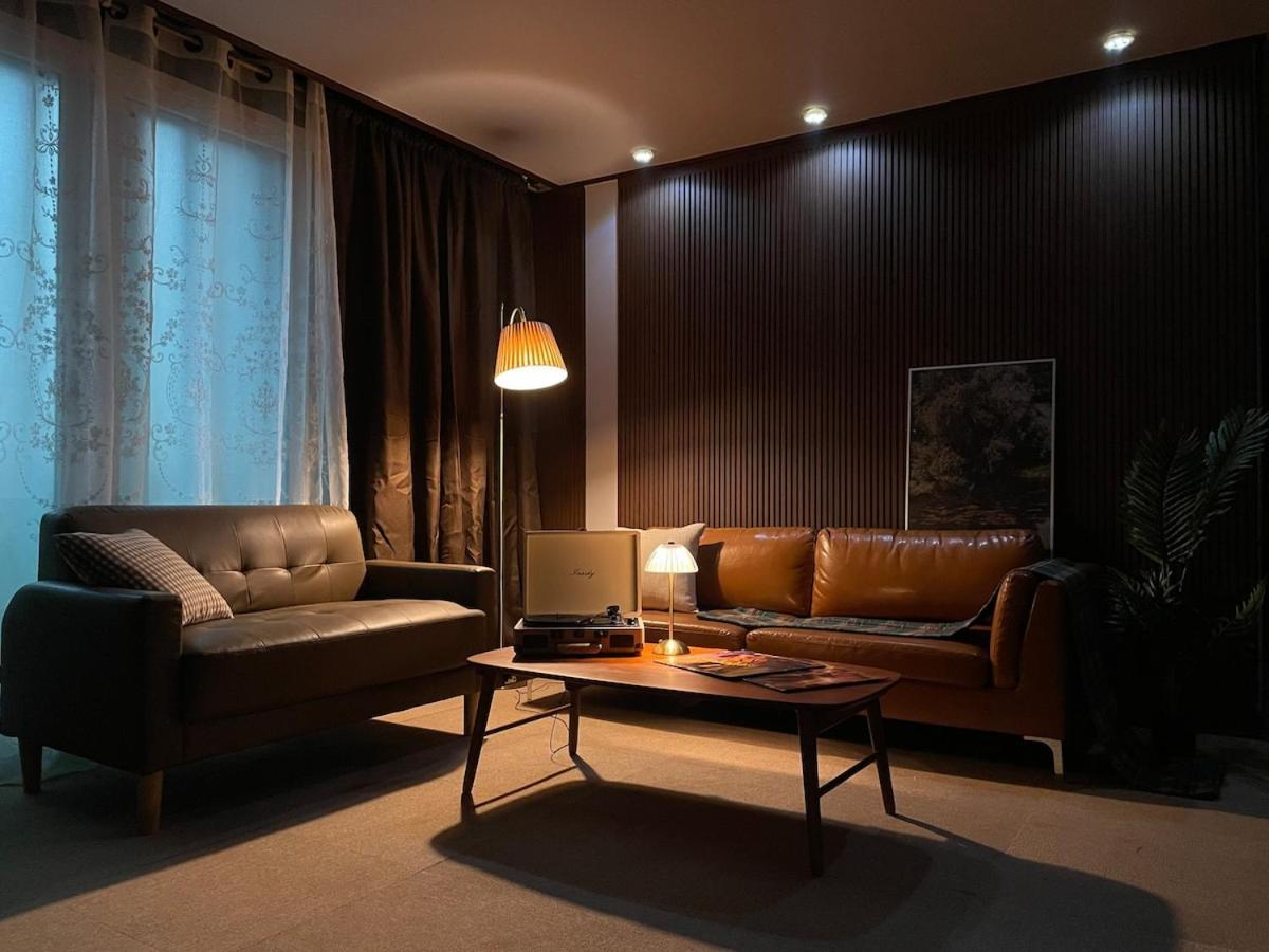 # Hongdae 10 Minutes # 4 For 12 People # Hongje Station 5 Minutes Apartment Seoul