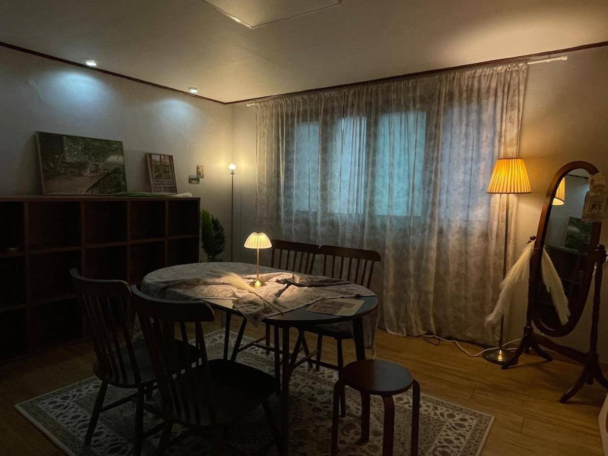 # Hongdae 10 Minutes # 4 For 12 People # Hongje Station 5 Minutes Apartment