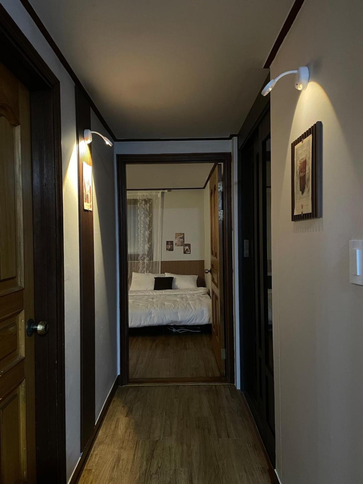 # Hongdae 10 Minutes # 4 For 12 People # Hongje Station 5 Minutes Apartment Seoul