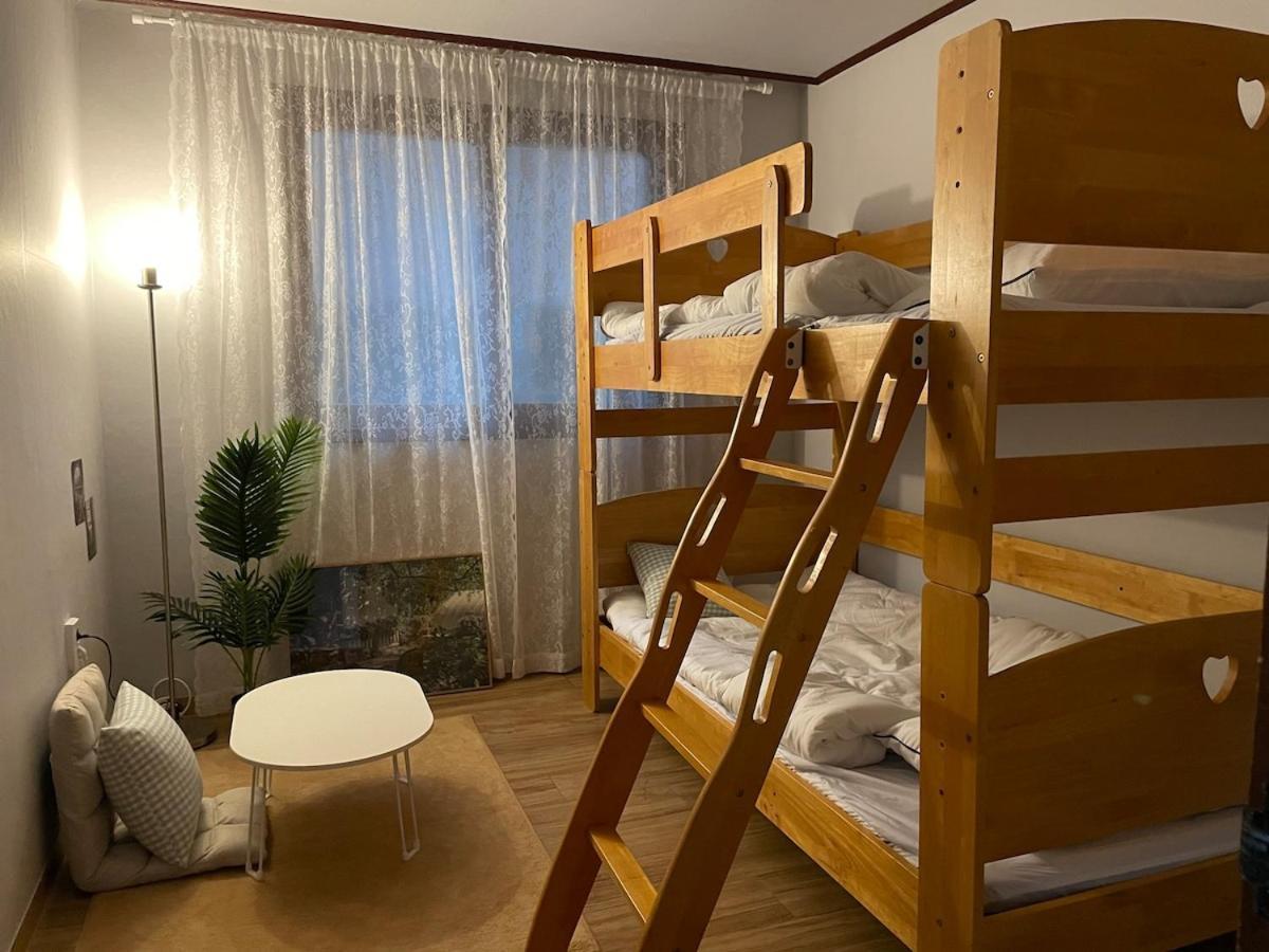Apartment # Hongdae 10 Minutes # 4 For 12 People # Hongje Station 5 Minutes Seoul
