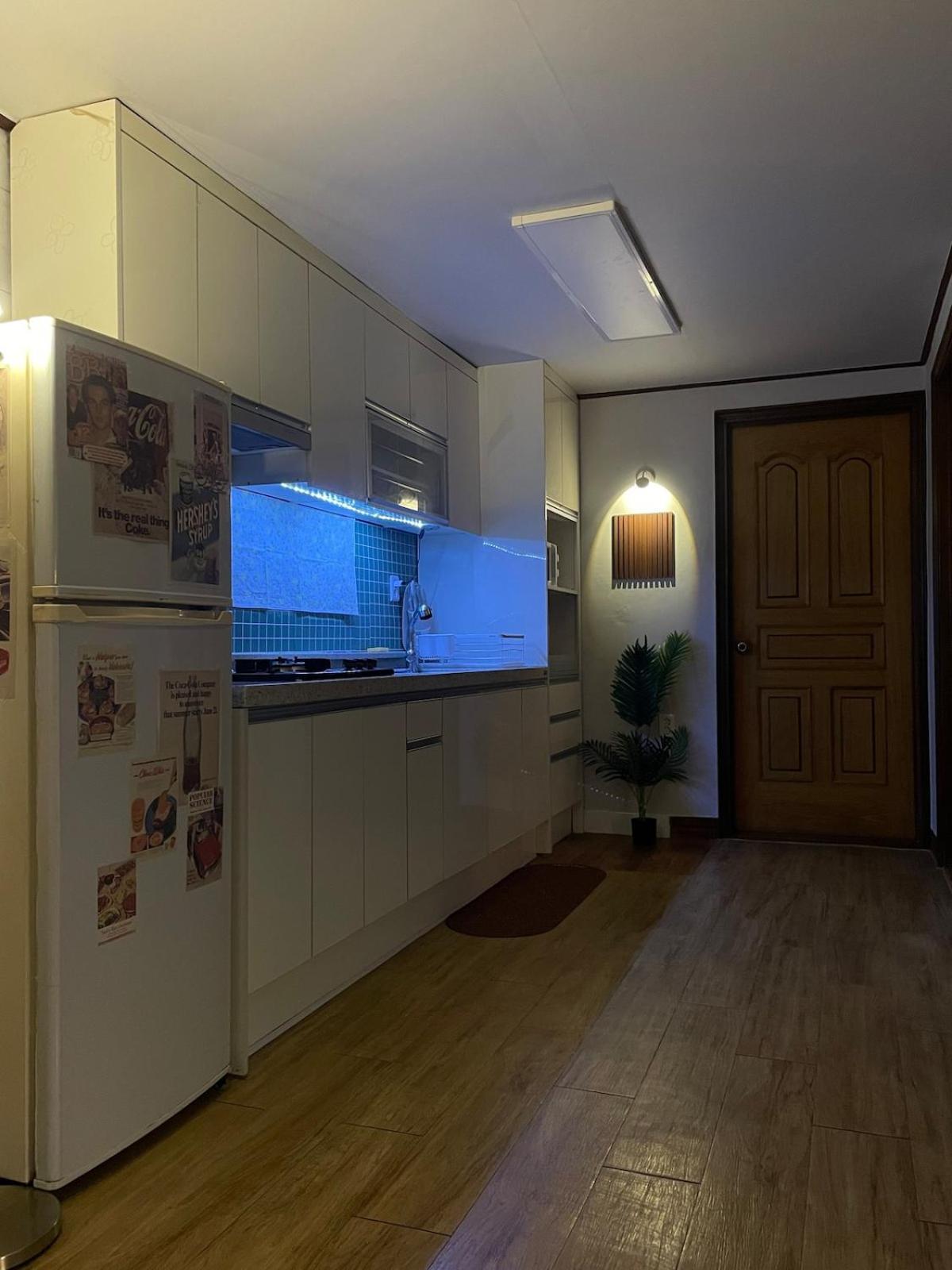 # Hongdae 10 Minutes # 4 For 12 People # Hongje Station 5 Minutes Apartment Seoul