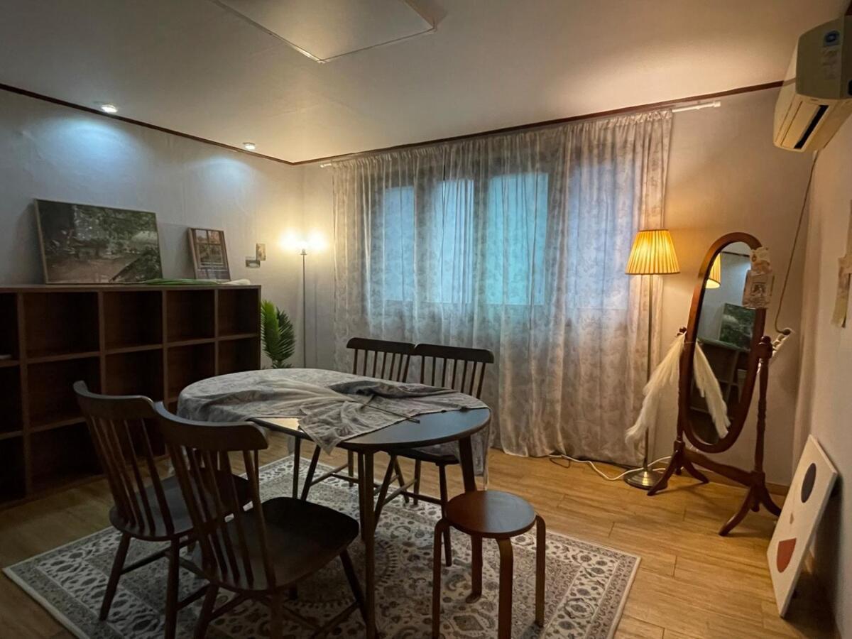 Apartment # Hongdae 10 Minutes # 4 For 12 People # Hongje Station 5 Minutes *