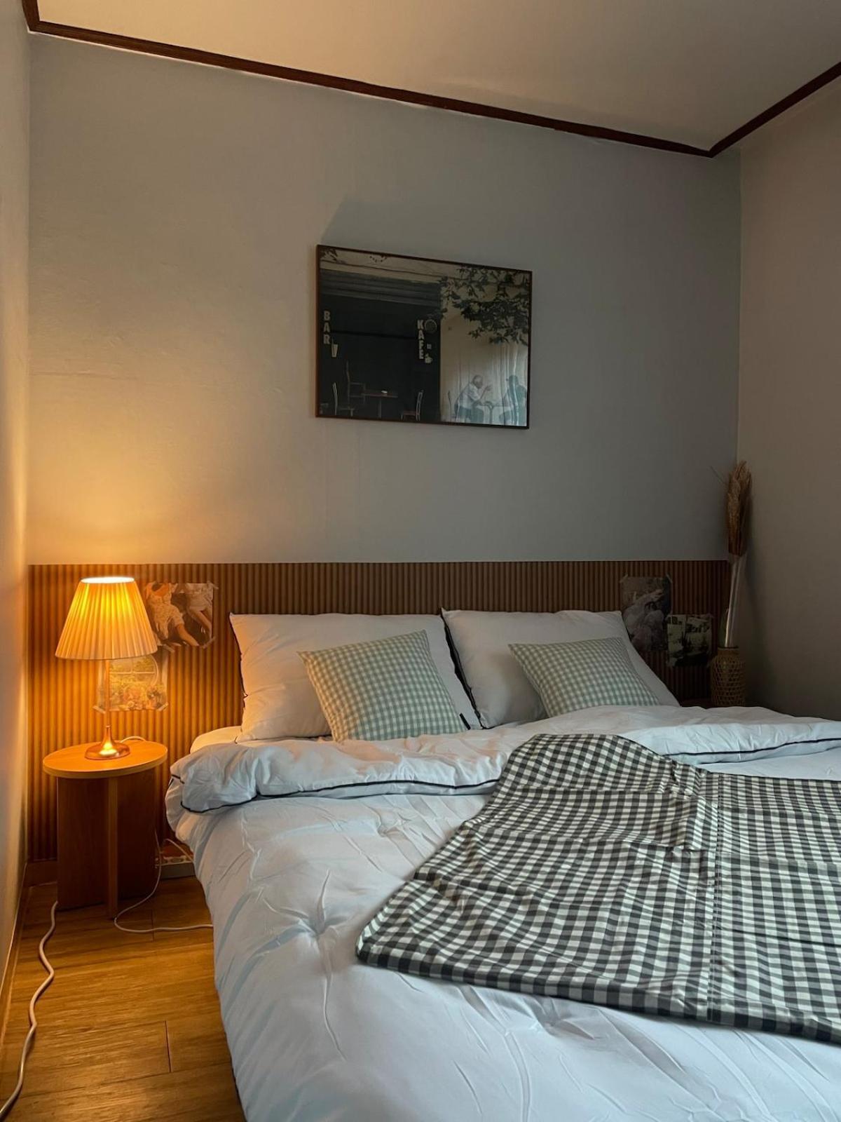 Apartment # Hongdae 10 Minutes # 4 For 12 People # Hongje Station 5 Minutes Seoul