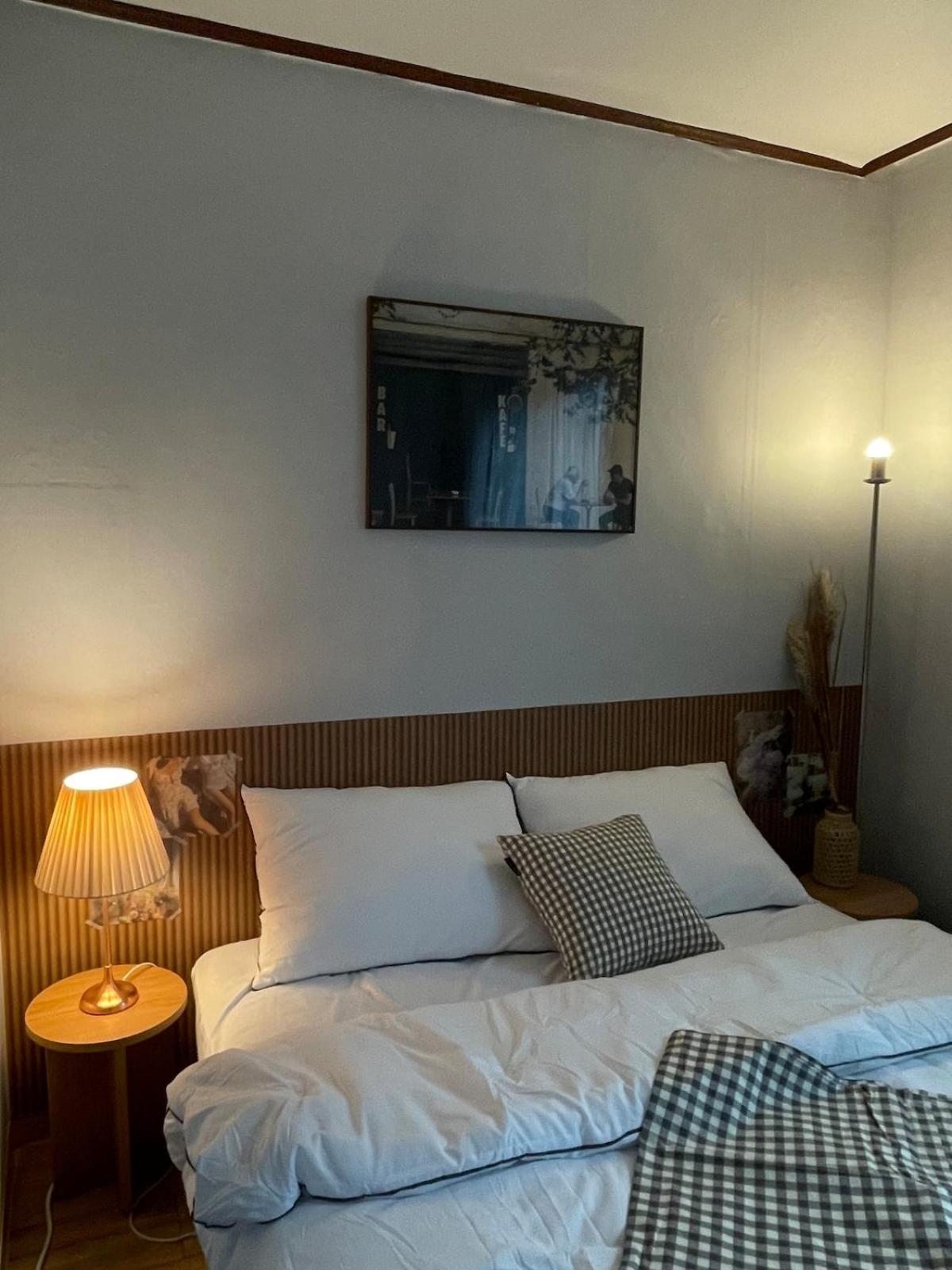 Apartment # Hongdae 10 Minutes # 4 For 12 People # Hongje Station 5 Minutes *